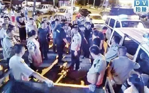 城管执法经常遭遇群众围观