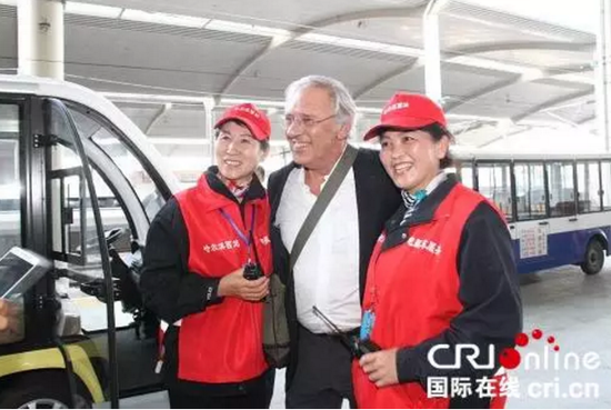 刚下高铁的海外大V 若泽•曼努埃尔•费雷拉与工作人员合影 吕岩 摄