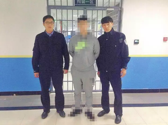 录制、发布辱警视频的李某(中)被行政拘留5日