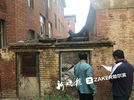 工作人员正在对 船口小学拆除现场进行踏查测量