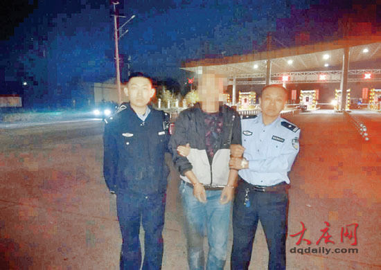 大货车使用苫布包得严实,从外面根本无法判断运输的是何物品。