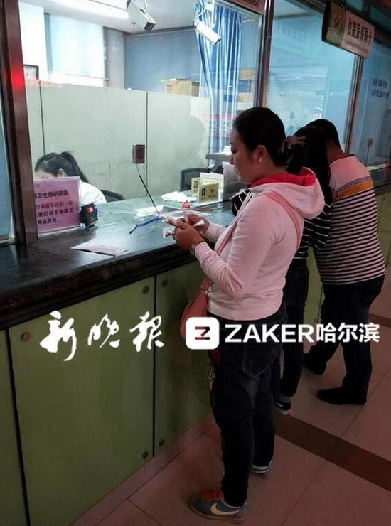 刘晓姣正在将善款存入"小蘑菇"的住院押金里