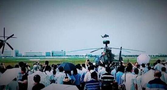 在 14 日的天津直博会上,中国陆军航空兵 " 风雷 " 飞行表演队做了精彩表演。