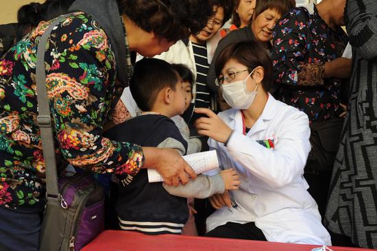 哈尔滨市儿童医院医疗专家为幼儿园孩子进行健