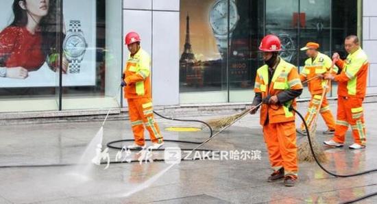 保洁人员在冲洗路面