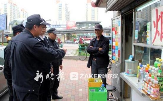 执法人员在检查路面摆摊