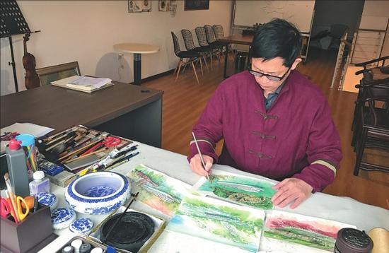 孙嘉驹在创作手绘作品。
