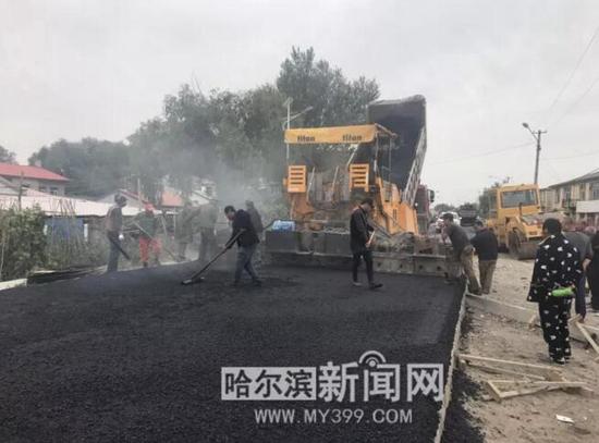 江北中环路大修工程——大耿家路段摊铺沥青混凝土