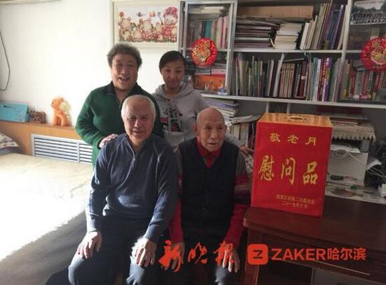 姜毓成老人和儿子、儿媳、孙女