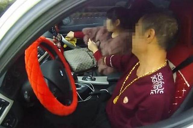 无牌宝马高速狂飙 警察截停后发现司机没有手