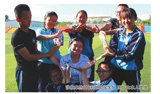 张柏卓然(中)和她的学生们图片由本人提供