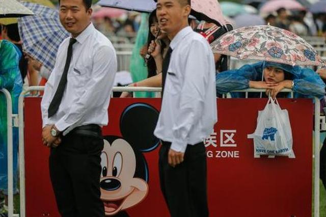 2016年6月16日，上海迪士尼乐园（Shanghai Disney Resort），游客在排队等候区等待入园。   澎湃新闻资料