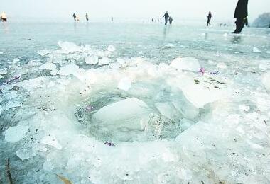 哈尔滨封江期严打破冰捕捞 可打12345举报