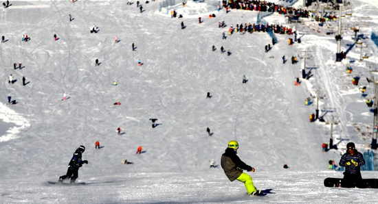 哈体院帽儿山滑雪场首滑开启 新增魔毯、吊厢