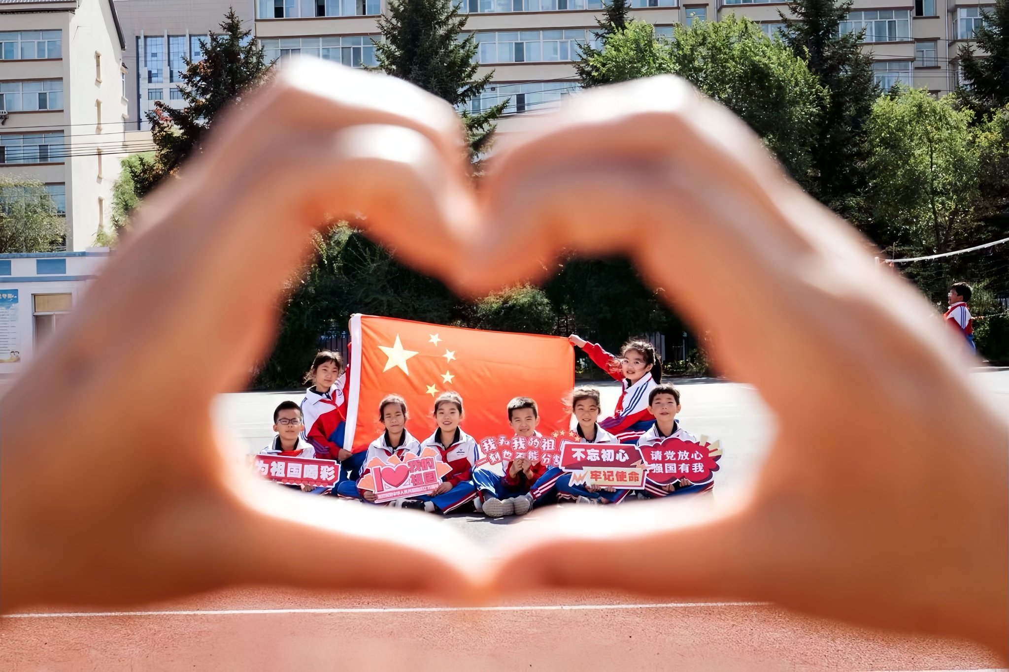 國慶｜龍江學子與國旗同框向祖國告白