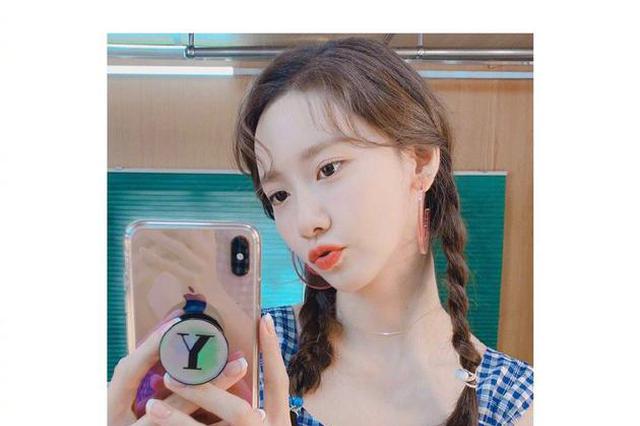 林允兒扎雙麻花辮嘟嘴自拍 藍色格子裙清涼過夏天