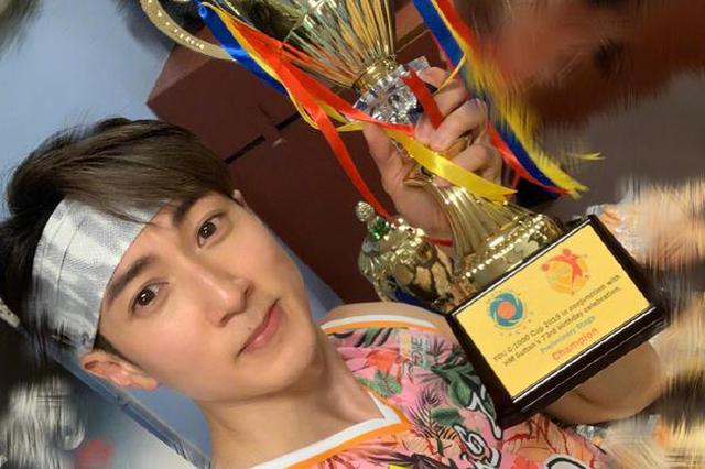 吳尊悼念母親去世十七年 捧獎杯“送給媽媽”