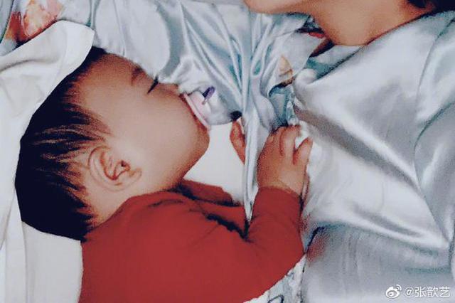 張歆藝將帶兒子探班 袁弘深夜狂擦爬行墊慶祝