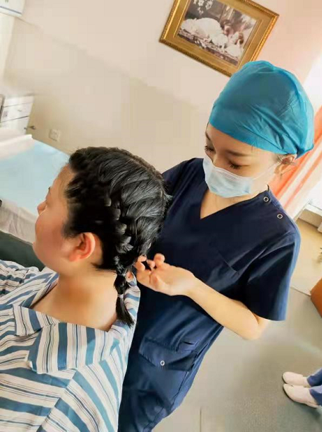 花式编小辫缓解产妇紧张情绪 哈尔滨市红十字中心医院
