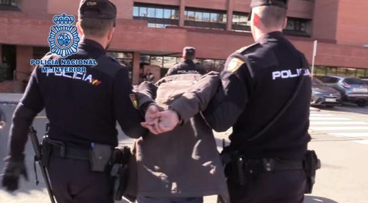 (西班牙警方逮捕犯罪嫌疑人 图片来源:RT)