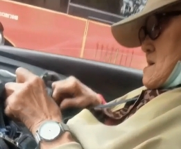 九旬老人去公司，冰城的哥全程免費接送