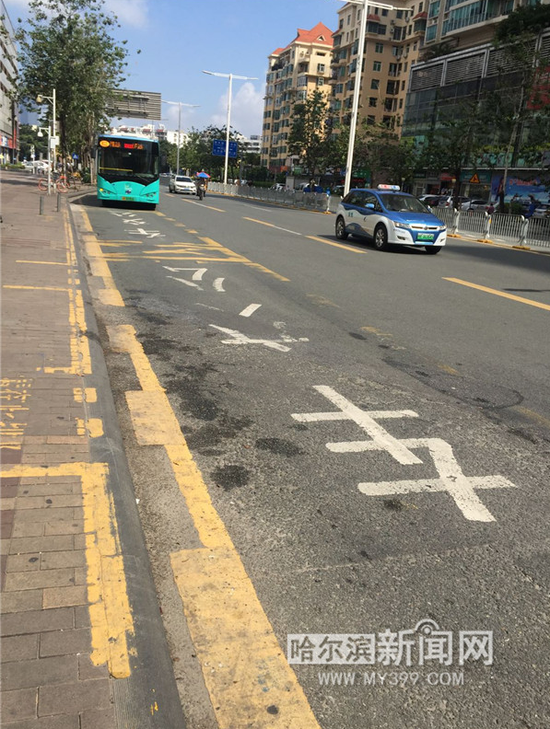 深圳路边公交车道畅通,路边没有违停车辆
