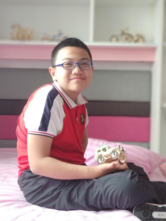 15岁的宋鸿祥虽承受着病魔之痛,但是脸上依然绽放微笑。