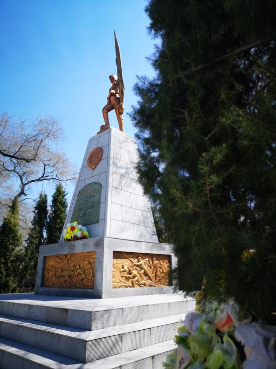 苏军烈士陵园建于1949年8月15日，为纪念1945年9月25日第二次世界大战最后一场战役——申地房子战役牺牲的124名苏军烈士而建。陵园共安葬苏军烈士126名，其中空军飞行员2名。