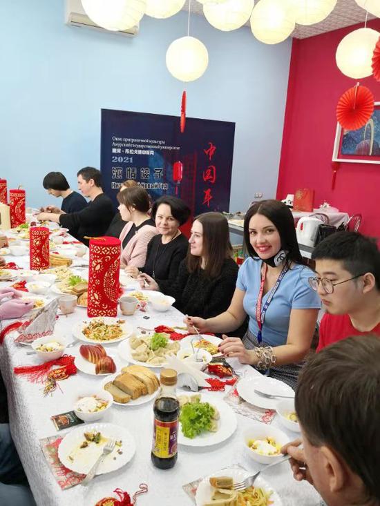 中俄青年品尝中国美食，喜迎中国传统佳节的到来
