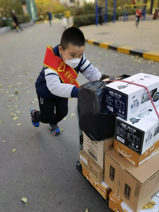 争做新雷锋 做新时代有爱小少年