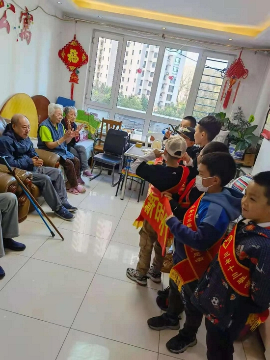 争做新雷锋 做新时代有爱小少年