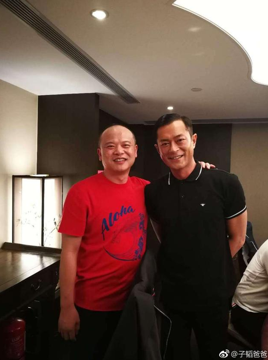 黄子韬爸爸偶遇古天乐 开心合影秒变迷弟