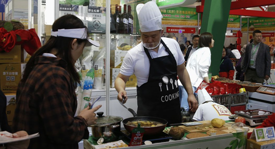 大兴安岭网红“土豆哥”现场烹饪马铃薯