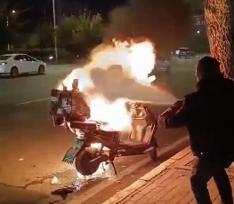 深夜外賣小哥電動車起火，路過愛心的哥伸援手