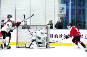 中俄青少年冰球邀请赛开赛
