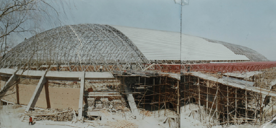 1995年初，施工中的冰上基地速滑馆