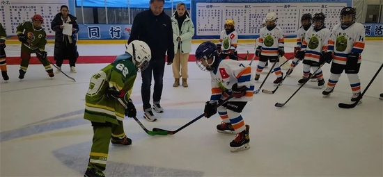 小将齐上阵！哈尔滨市中小学生冰球联赛开赛