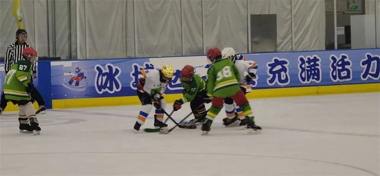 小将齐上阵！哈尔滨市中小学生冰球联赛开赛