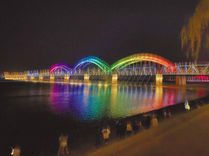 滨洲铁路桥变成彩虹桥。