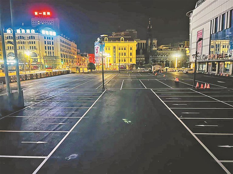 八区体育场区域可停224辆小型车