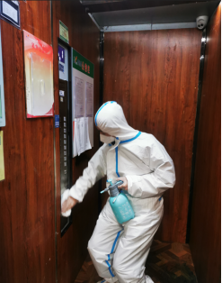 碧桂园服务人员细致进行电梯按钮消毒并填写消杀记录（来源：企业供图）