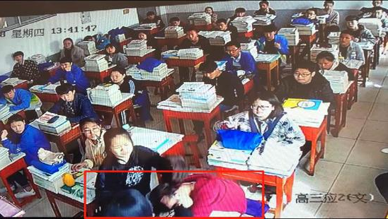 教室内监控视频记录了校外女子打女学生的一幕。视频截图