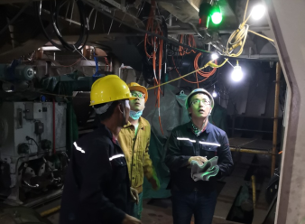 技术负责人周学谦在海巡船上调试