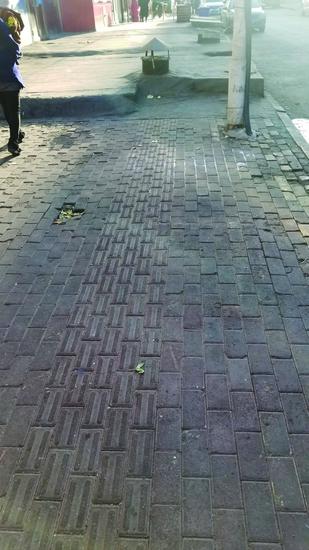 水泥台阶阻断盲道