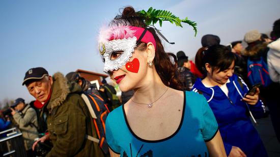 戴着面具的女性跑者。新京报记者 郑新洽 摄