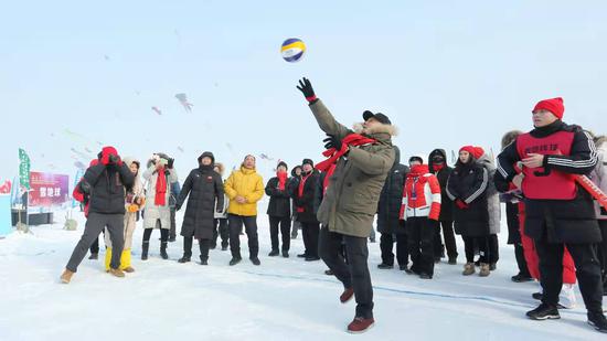 国家银河赌场总局群体司司长郎维为雪地排球开球