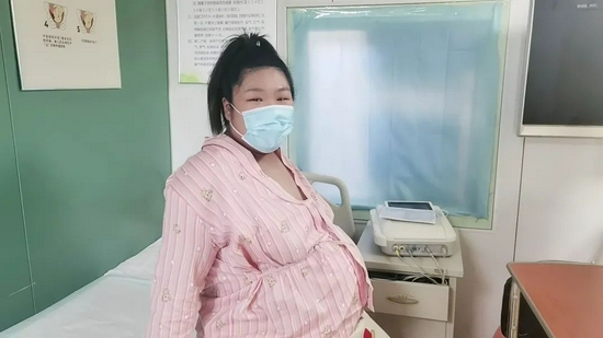 刚刚被病房护士带来准备待产的孕妇