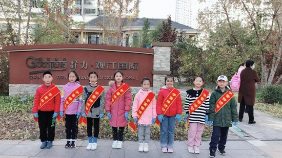 争做新雷锋 做新时代有爱小少年