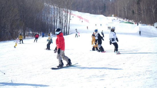 滑雪少年团在亚布力参加高山滑雪训练
