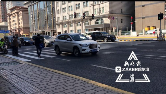 车辆不礼让行人。